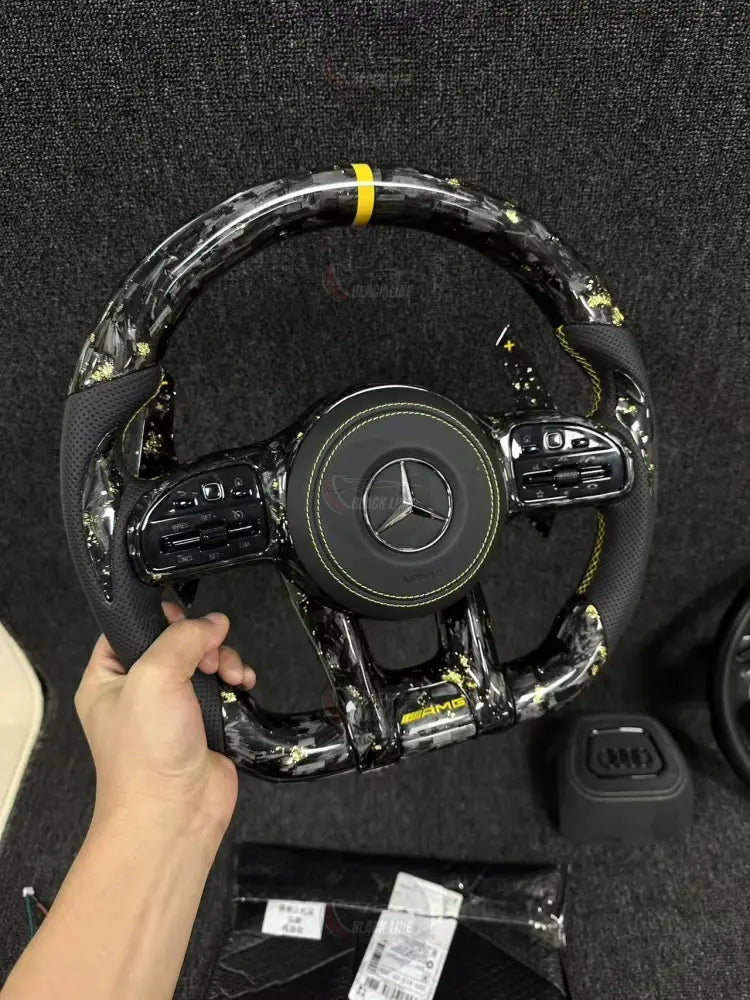 Volante Mercedes-AMG Performance en Fibra de Carbono Microfibra Perforada Levas y Costuras Amarillas