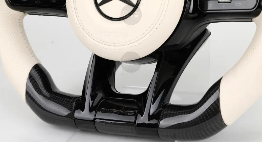 Volante Mercedes-AMG Performance en Fibra de Carbono y Cuero Blanco Perforado con Levas Multifunción y Race Display