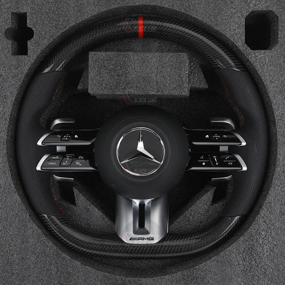 Volante Mercedes-AMG Performance en Fibra de Carbono y Cuero Perforado | Levas Multifunción Airbag y Detalles Rojos