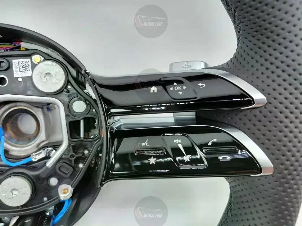 Volante Mercedes-Benz Deportivo en Cuero Negro Perforado con Multifunción Acabado Negro Brillante y Detalles Plateados