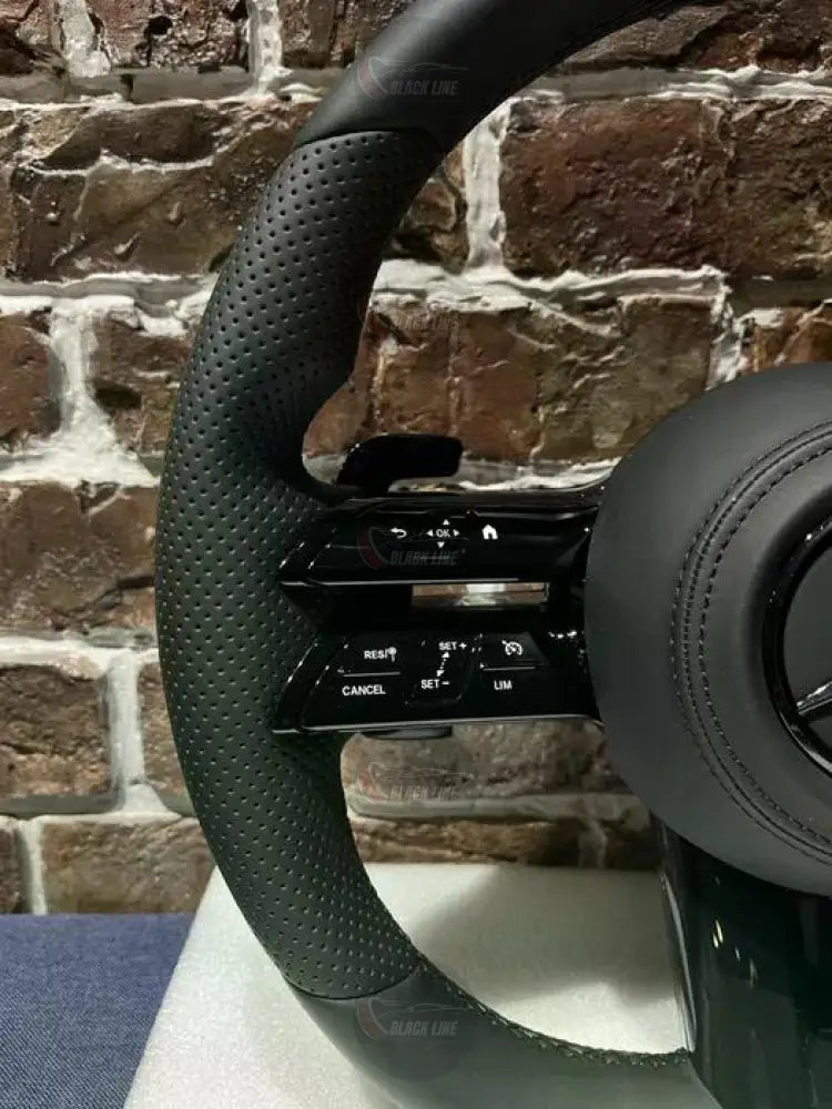 Volante Mercedes-Benz Multifunción en Cuero Negro Perforado con Levas y Controles Táctiles
