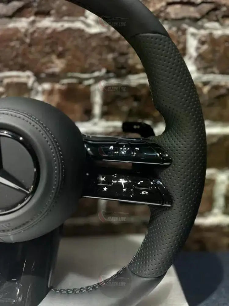 Volante Mercedes-Benz Multifunción en Cuero Negro Perforado con Levas y Controles Táctiles