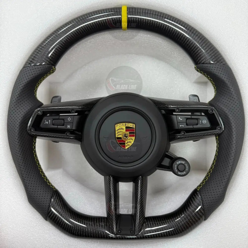 Volante Porsche Deportivo en Fibra de Carbono y Piel Perforada | Marcador Amarillo Levas de Cambio Drive Mode Fondo