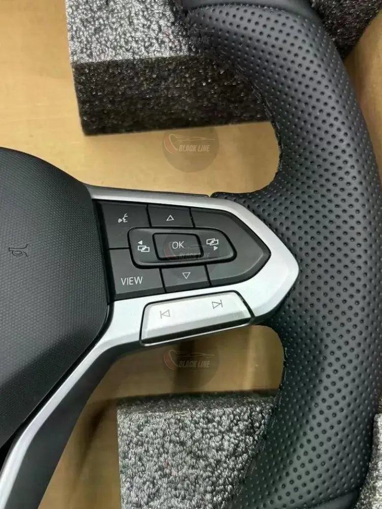 Volante Volkswagen Deportivo en Cuero Negro Perforado con Multifunción y Acabados Plateados