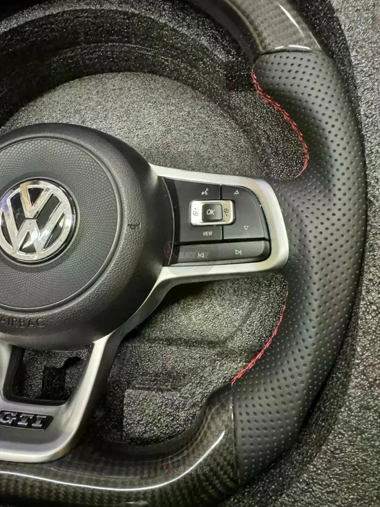 Volante Volkswagen Golf GTI en Fibra de Carbono y Cuero Perforado con Levas Multifunción y Costuras Rojas