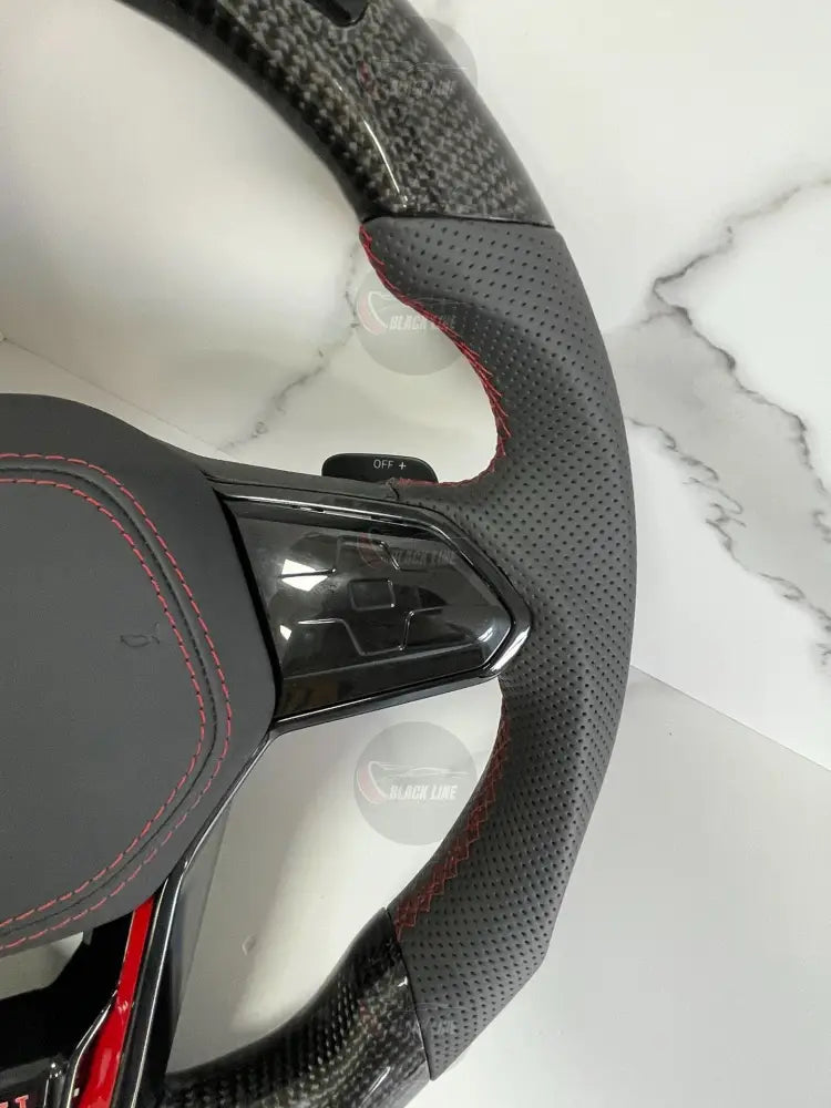 Volante Volkswagen Golf GTI Performance en Fibra de Carbono Cuero Perforado Levas y Costuras Rojas