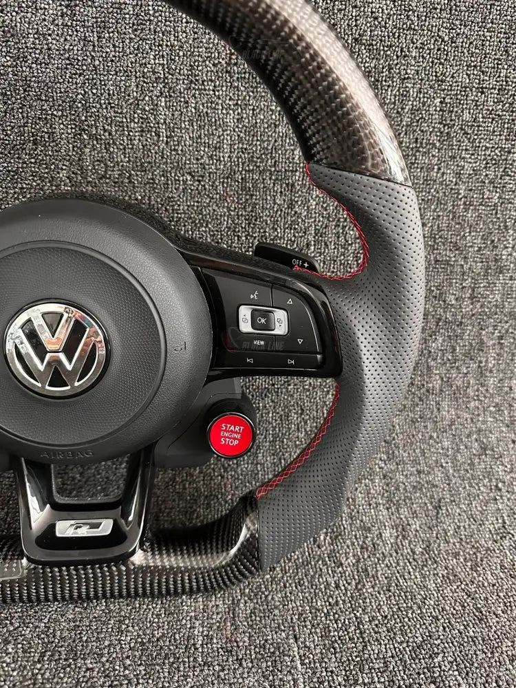 Volante Volkswagen R Deportivo en Carbono y Cuero Perforado | Costuras Rojas Levas Drive Select Start/Stop Fondo Plano