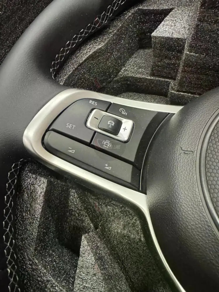 Volante Volkswagen R en Cuero Negro con Costuras Multifunción y Acabado Deportivo