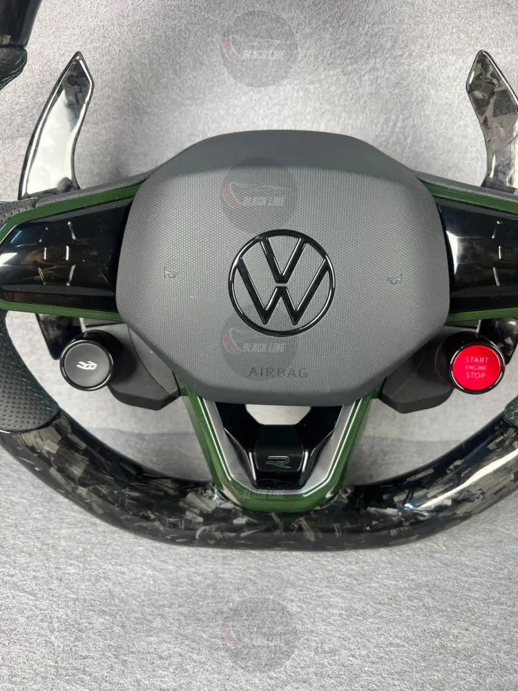 Volante Volkswagen R en fibra de carbono forjada cuero perforado y detalles verdes con airbag incluido