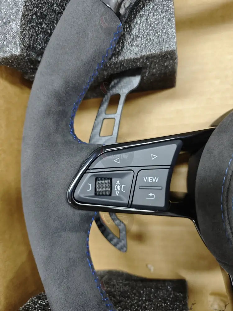 Volante Volkswagen R en Fibra de Carbono y Alcantara con Levas Multifunción y Costuras Azules