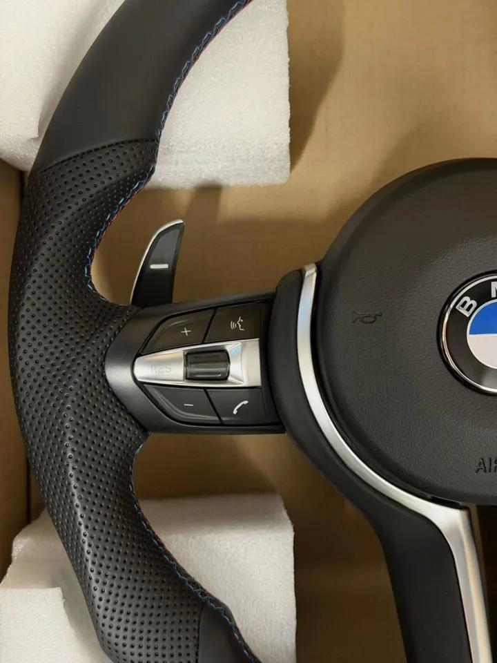 Volante BMW M Sport en Cuero Perforado con Levas, Multifunción y Costuras M