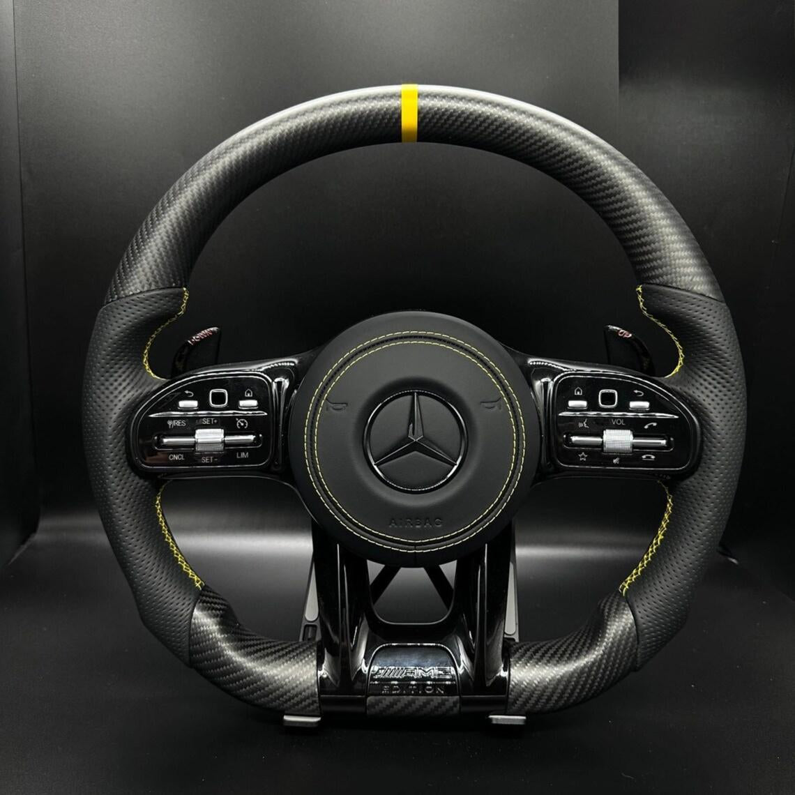 Volante Mercedes-AMG Performance Edition en Fibra de Carbono y Cuero Perforado con Levas y Multifunción