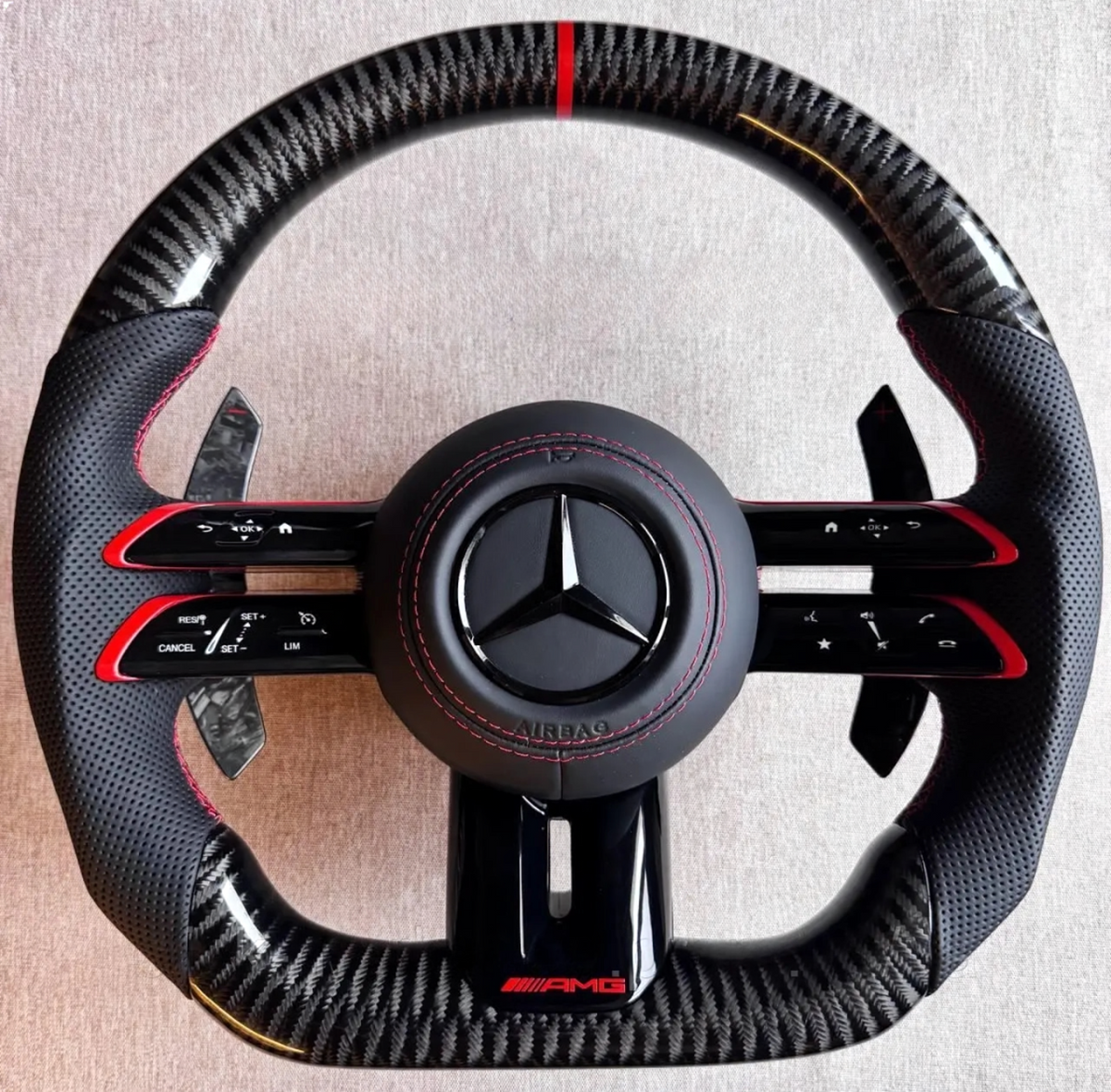 Volante Mercedes-AMG Carbono | Cuero Perforado, Costuras Rojas y Levas de Carbono